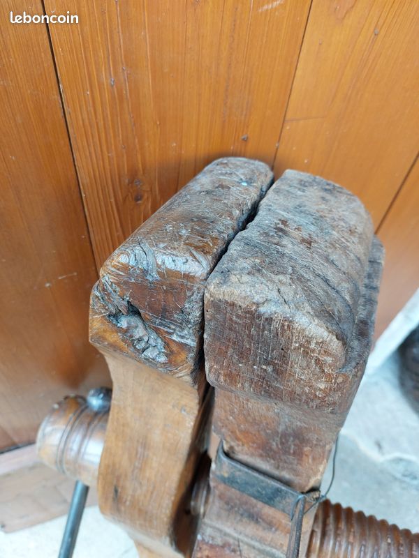 Etau ancien en bois (image 2)