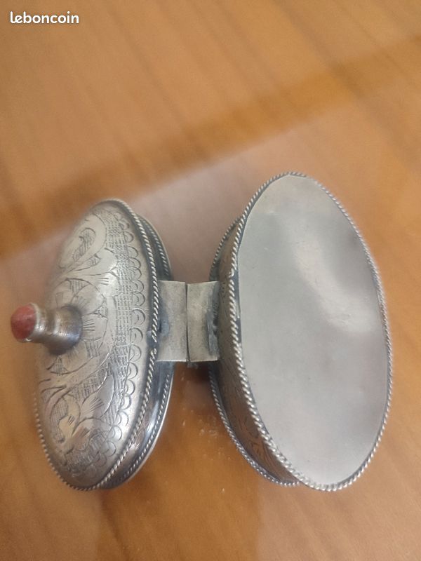Boite ovale en métal argenté (image 5)