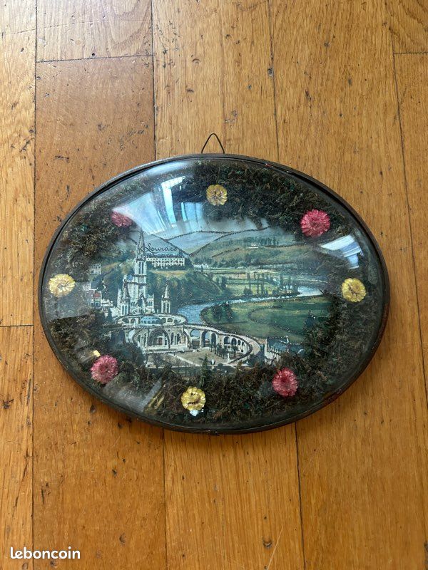 Cadre bombé vintage souvenir de Lourdes (image 1)