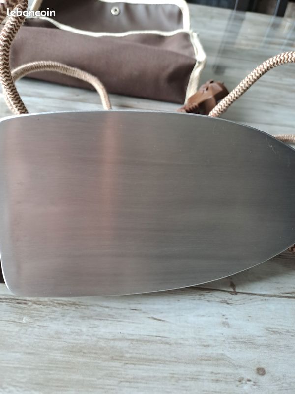 Fer à Repasser Ancien En Cuir Marron – Déco Vintage