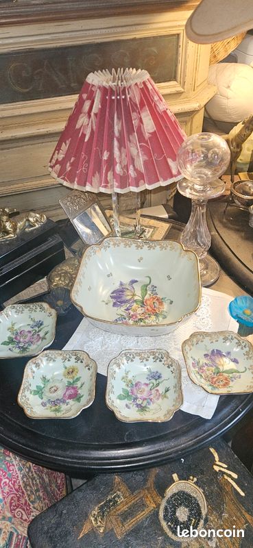 Service à mignardises en Porcelaine de Limoges – Décor Floral & Or – 5 pièces (image 1)