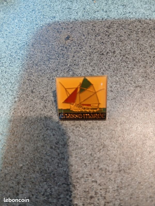 Pin's Bateau Voilier Vieux Gréement - Bisquine Signé Artimon