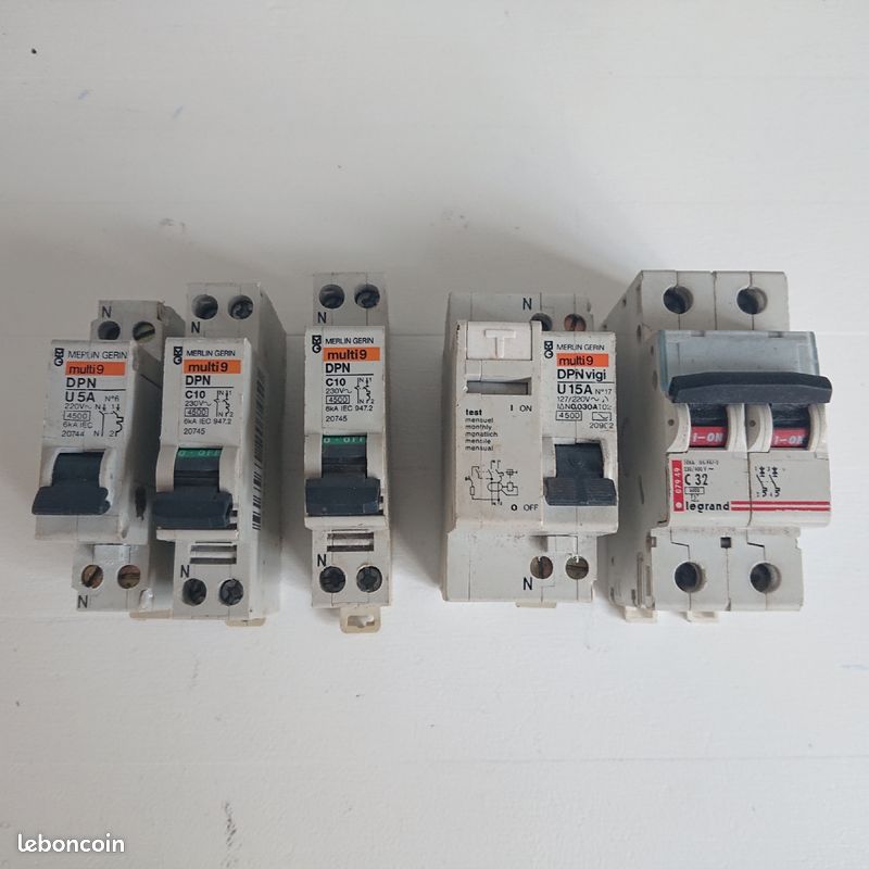 Lot de disjoncteurs électriques (image 1)