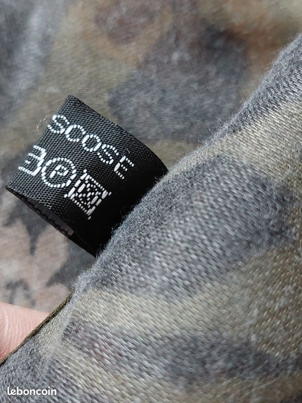 Foulard neuf en soie (Neuf avec emballage d'origine) à Randogne pour