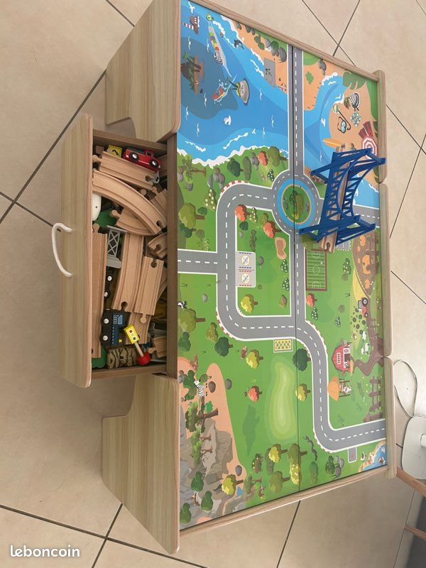 Table et train en bois (image 2)