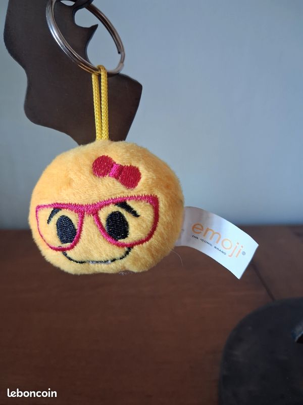 Porte-clés en peluche emojii intello (image 1)