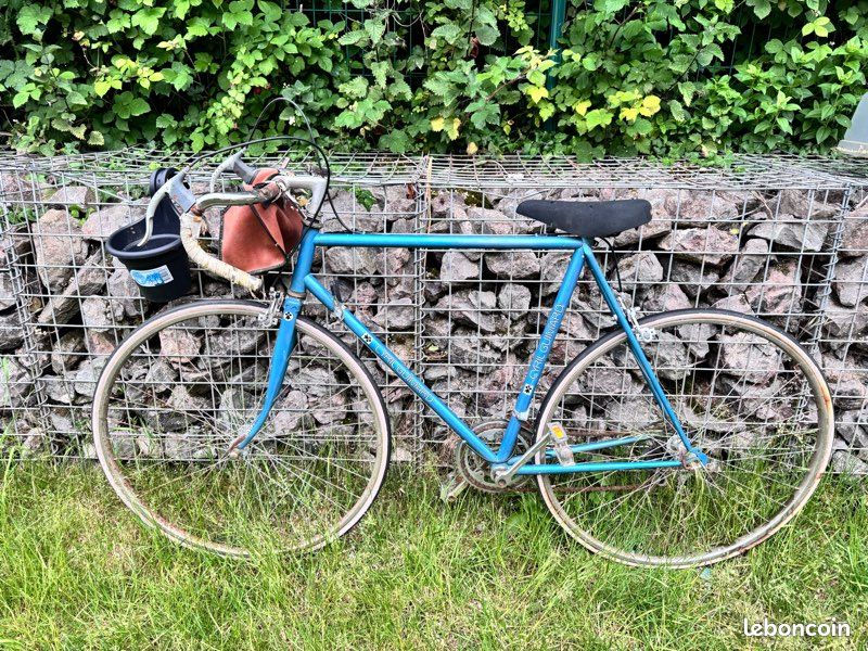 Ancien insigne tête vélo cycles CYRNOS France tube vélo