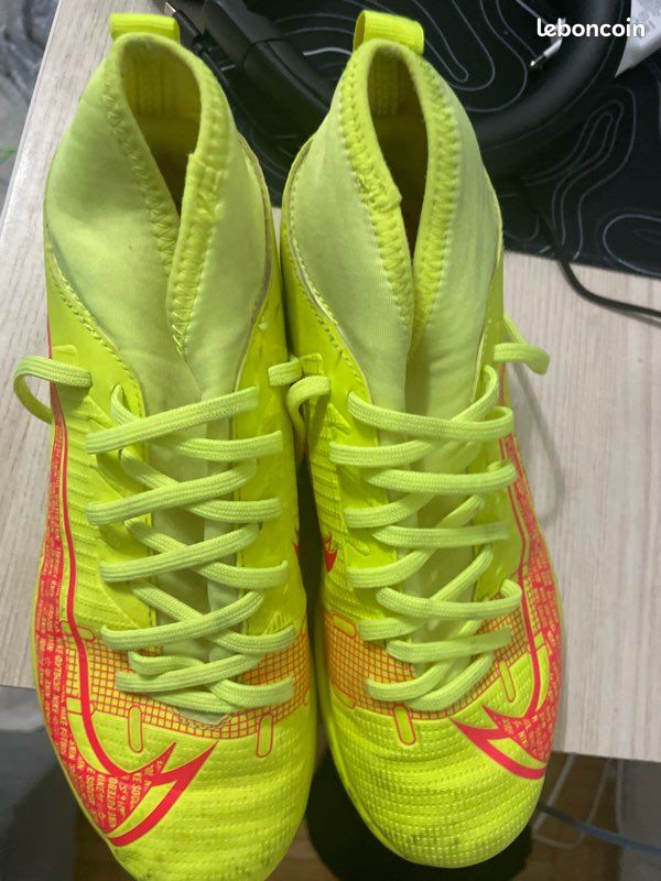 Chaussures de foot taille 38 est 36 il y’en a 2 (image 1)