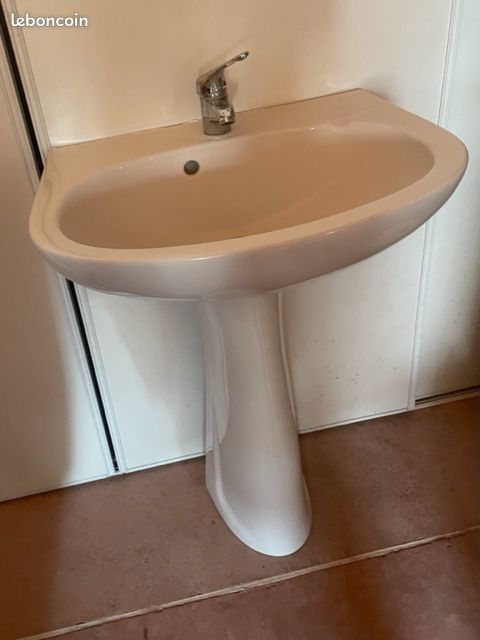 Lavabo avec robinet (image 1)