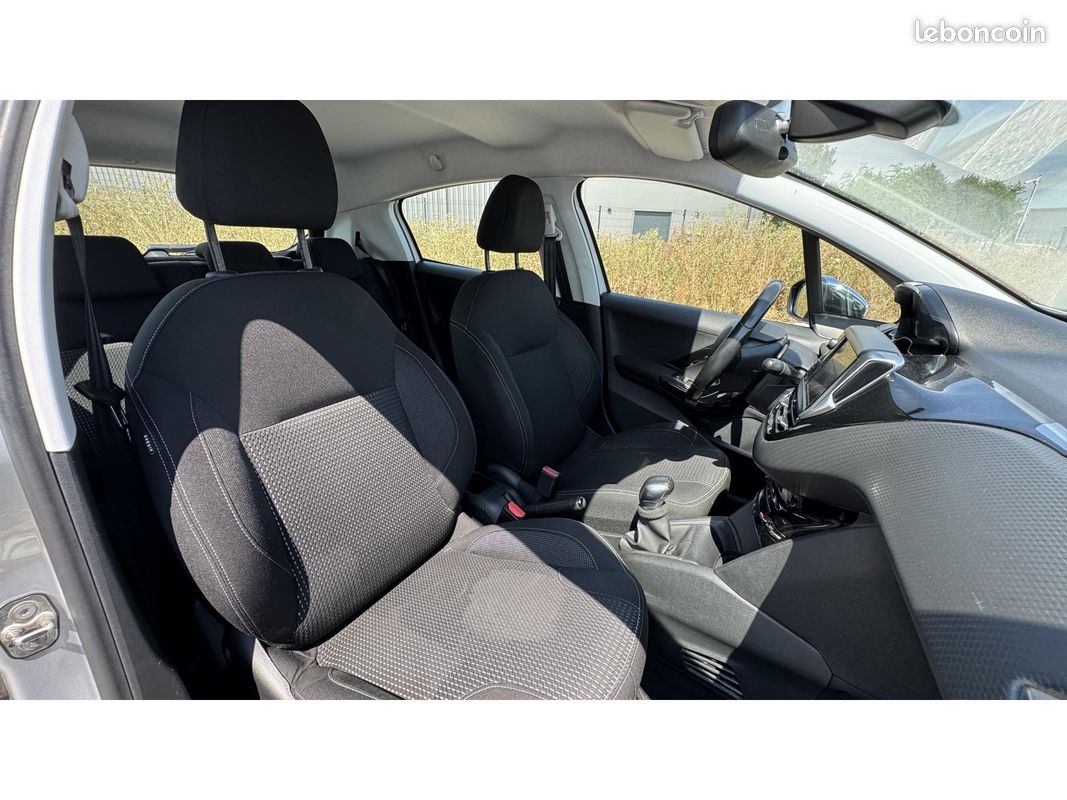 PEUGEOT 208 1.2i 12V - 82 Style (image 11)