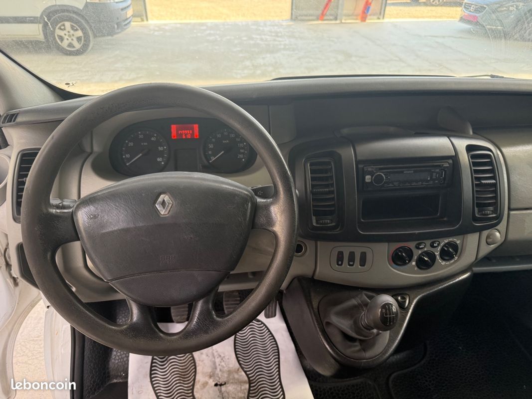 Renault TRAFIC 2.0dci 115 2eme main tres propre (image 9)