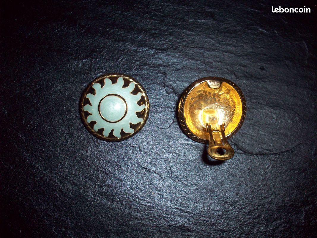 Boucles d'oreilles cabochon bombé doré avecmotif de Soleil en émail bleu clair nacré Vintage (image 10)