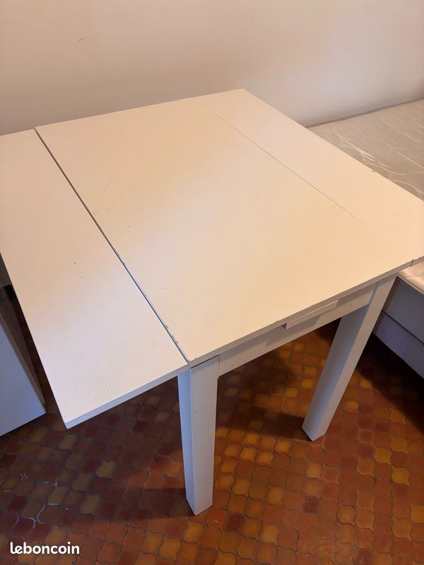 Lit 2 places + matelas PROPRE (nettoyé pro) + sommier – Tables - Tables de chevet (image 4)