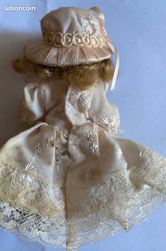 Lot De Poupées Anciennes Avec Habits En Dentelle - Taille 30 Cm