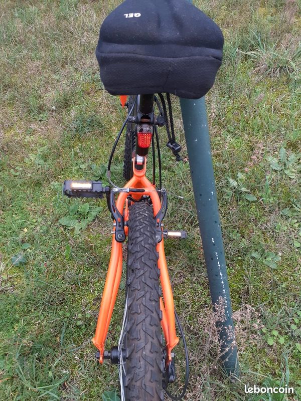Selle Vélo Cyclotourisme – Noire – Sans Marque – Occasion – État Correct