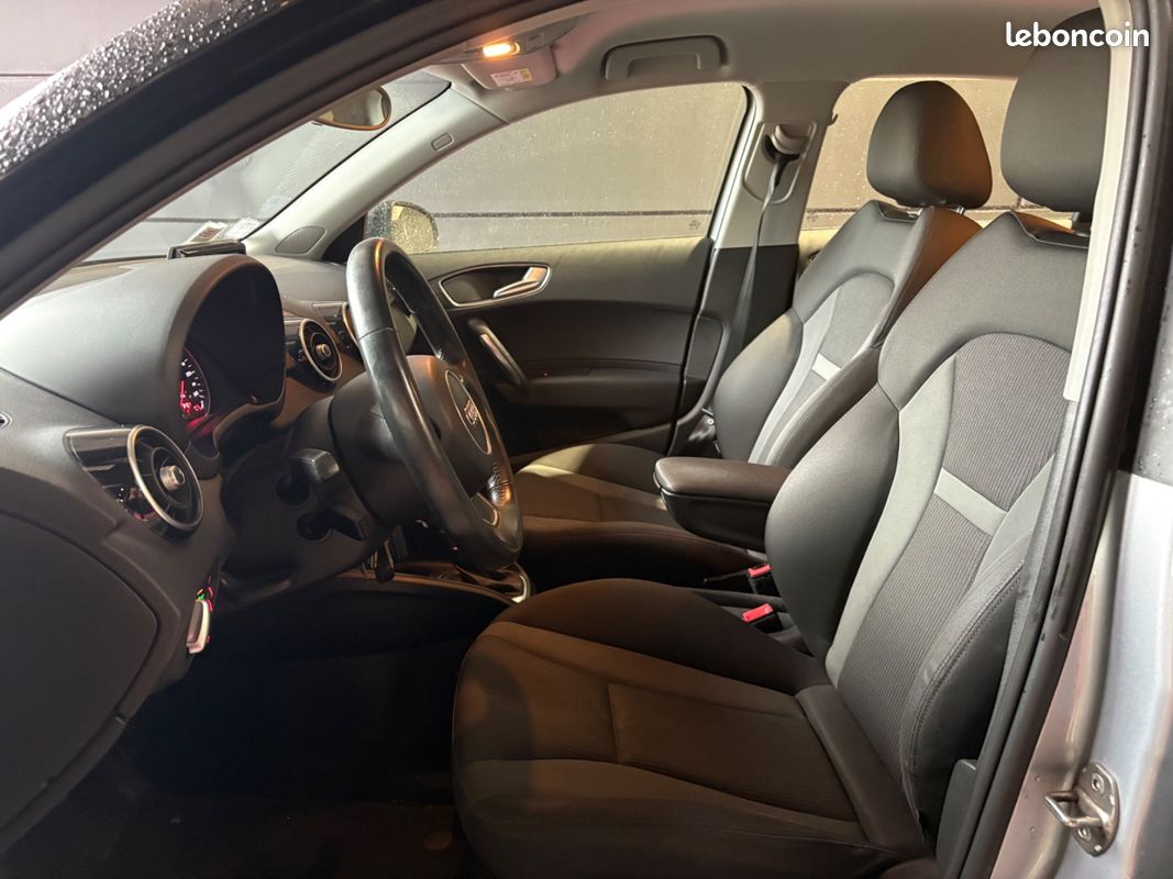 AUDI A1 SPORTBACK 1.0 TFSI ultra 95 S tronic 7 Midnight Series / JANTES 17 / PHARES AUTOMATIQUES (image 35)