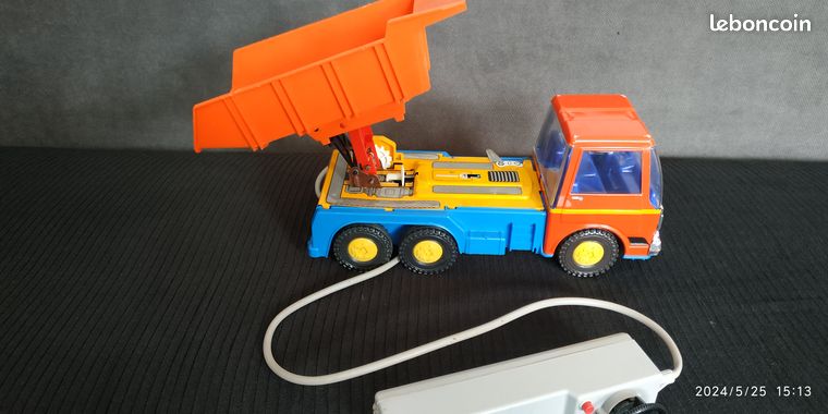 JOUET EN PLASTIQUE et tôle Camion de pompiers Joustra ancien Filoguidé