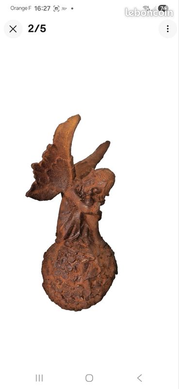 Statue d'une fée assise sur une boule ornée de fleurs (image 3)