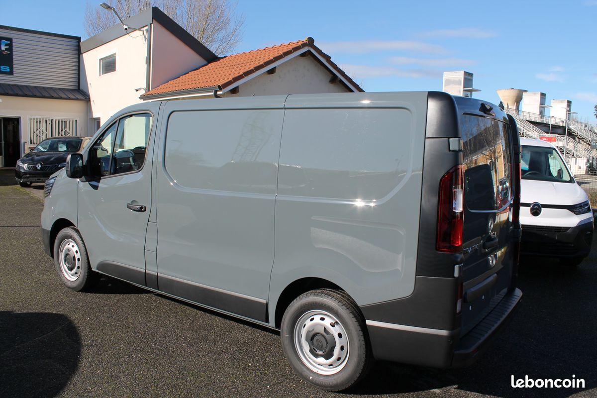Renault Trafic III (3) Fourgon L1H1 3T 2.0 Blue DCI 150 Auto Advance + Options Sortie le 20/04/2026 , 10 Kilomètres Prix Hors taxe 27 000 (image 9)