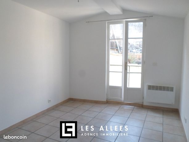 https://img.leboncoin.fr/api/v1/lbcpb1/images/10/8d/01/108d018c52d6fe31f0679f4eb43370da1c0e022c.jpg?rule=ad-image