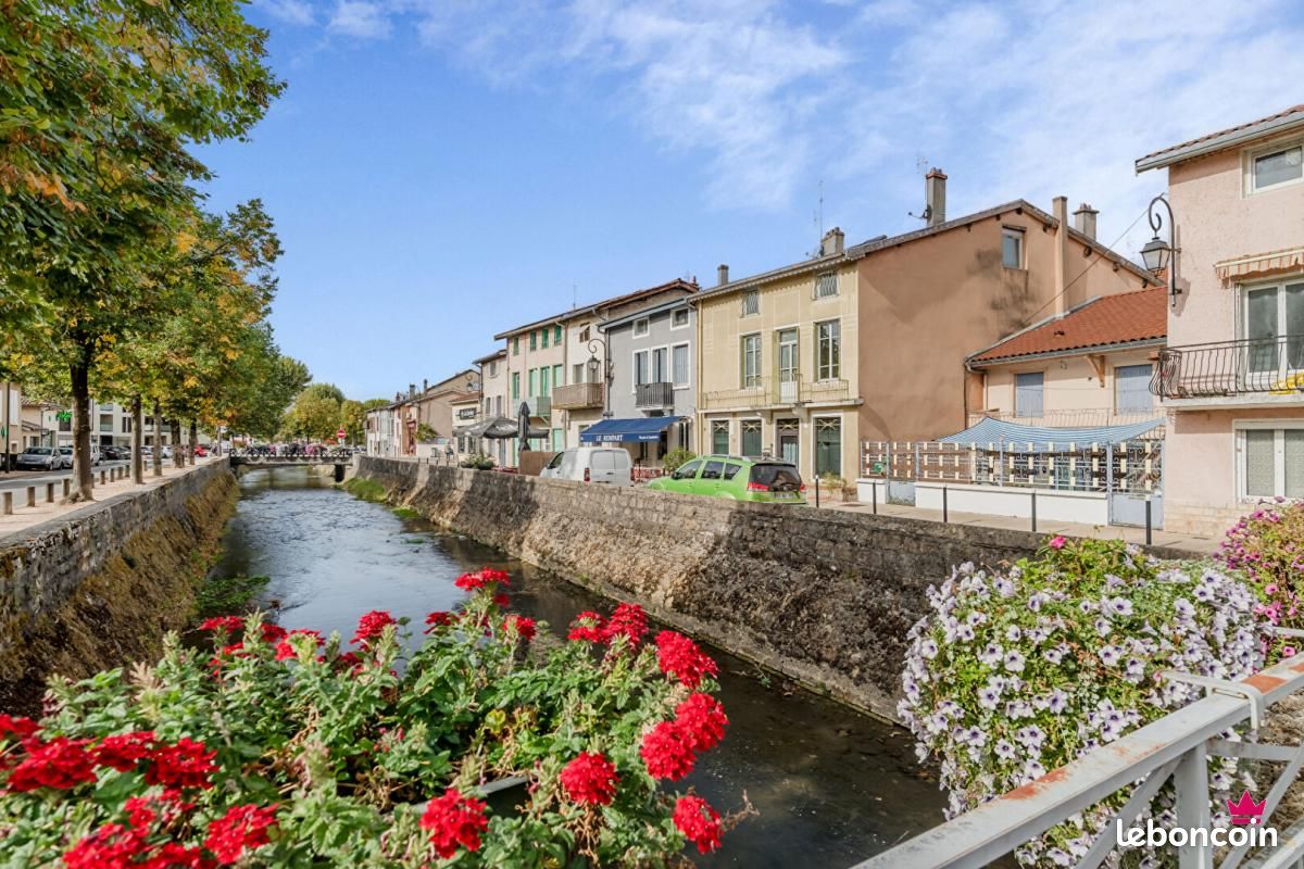 Maison 8 pièces 236 m² · à Montluel · 236 m² · 379 000 €