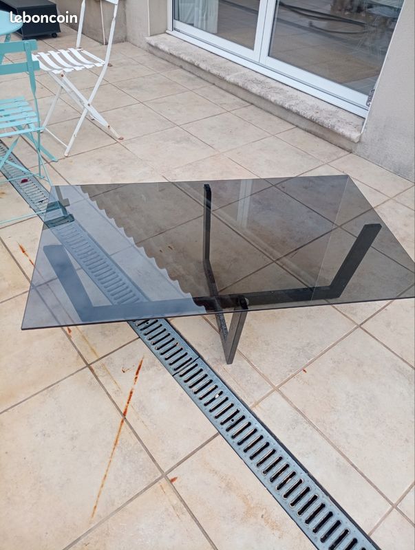 À vendre magnifique table de salon en aluminium dessus verre (image 1)