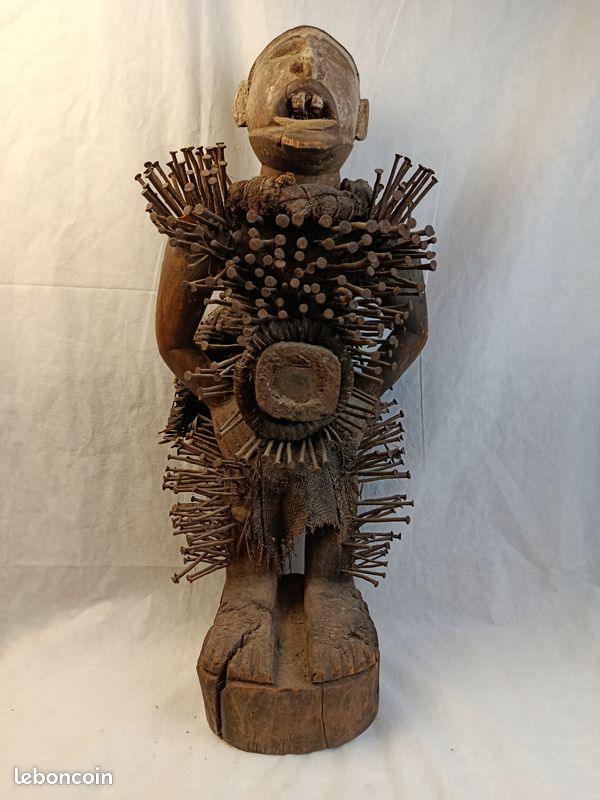 Fétiche africain Nkisi Nkondi clouté – Bois, métal, fibres – 72 cm (image 2)