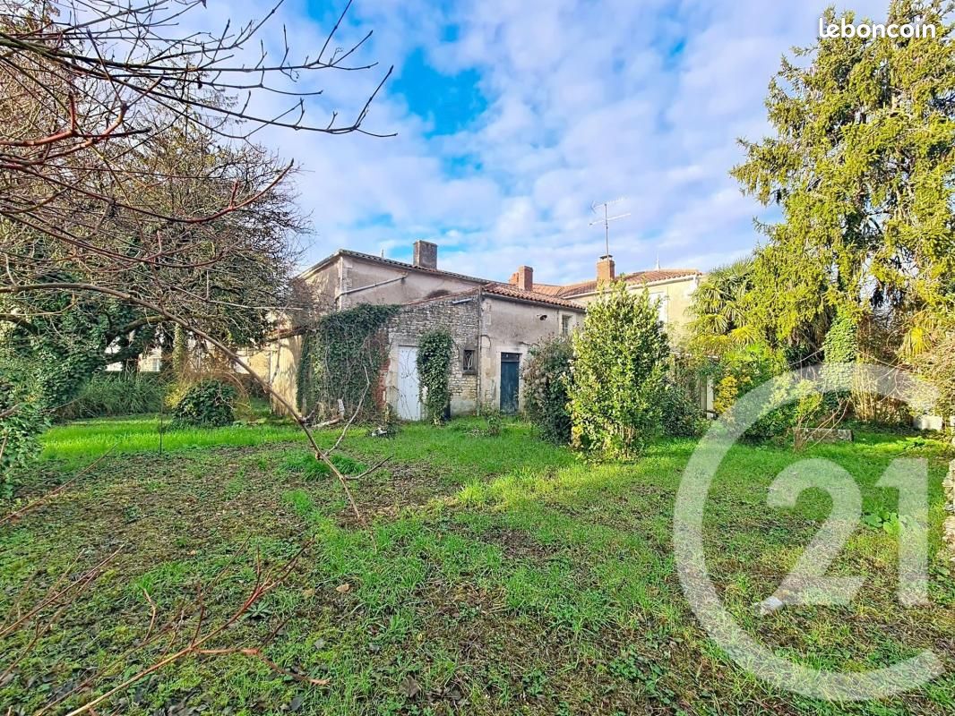 Maison 9 pièces 230 m² · à Nalliers · 230 m² · 116 000 €