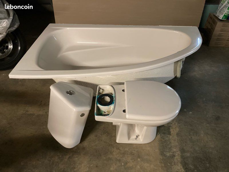 Ensemble, baignoire et WC, d’angle (image 1)