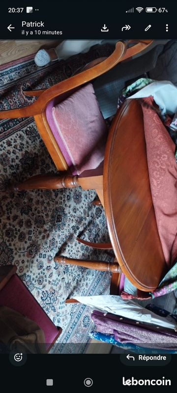 Table ronde vintage en bois massif avec quatre chaises (image 1)