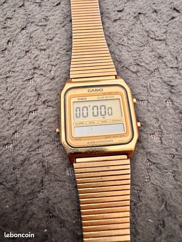 Montre Digitale Vintage - Boîtier Acier Argenté - Bracelet Noir - Fonction Alarme - Énergie Solaire