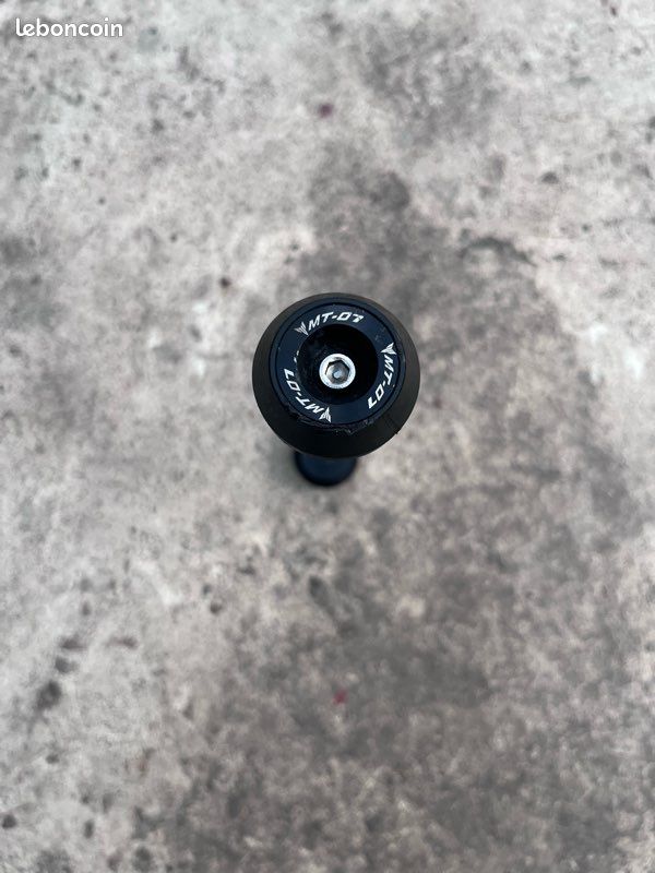 Top block axe de roue avant MT07 (image 1)
