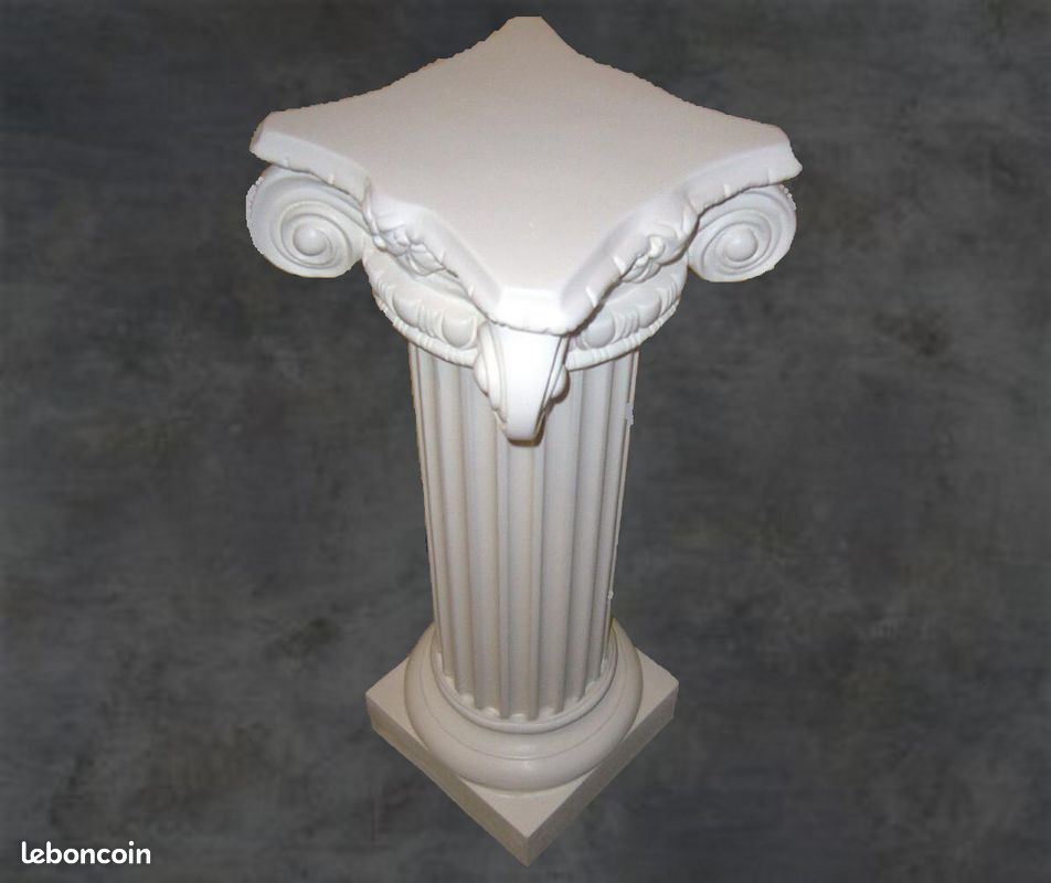 colonne en staff platre. Fût lisse de 18cm avec chapiteau et socle classique