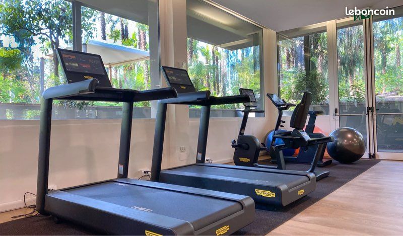 Salle de sport complète Technogym EXCITE LIVE nouveau modèle ( 4 machines cardio , tapis de course , vélo droit , vélo elliptique vario , vélo Semi allongé ) comme neuf (image 1)