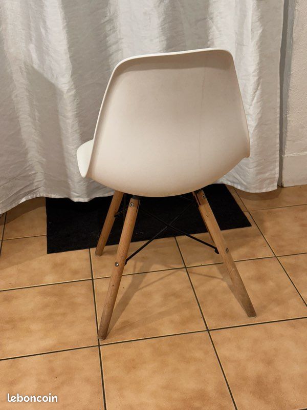 Chaise scandinave blanche design – pieds en bois (image 3)