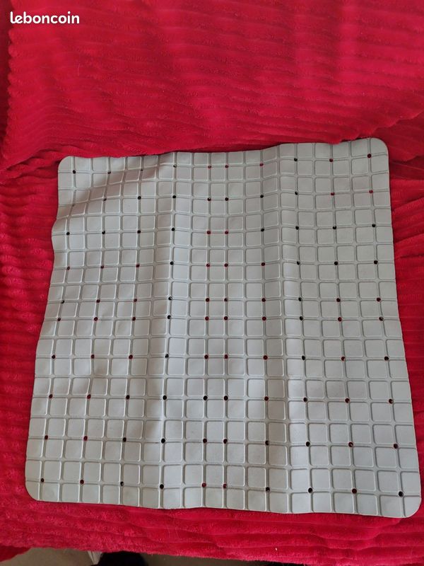 Tapis de douche avec ventouses, 50 x 50 cms neuf (image 1)