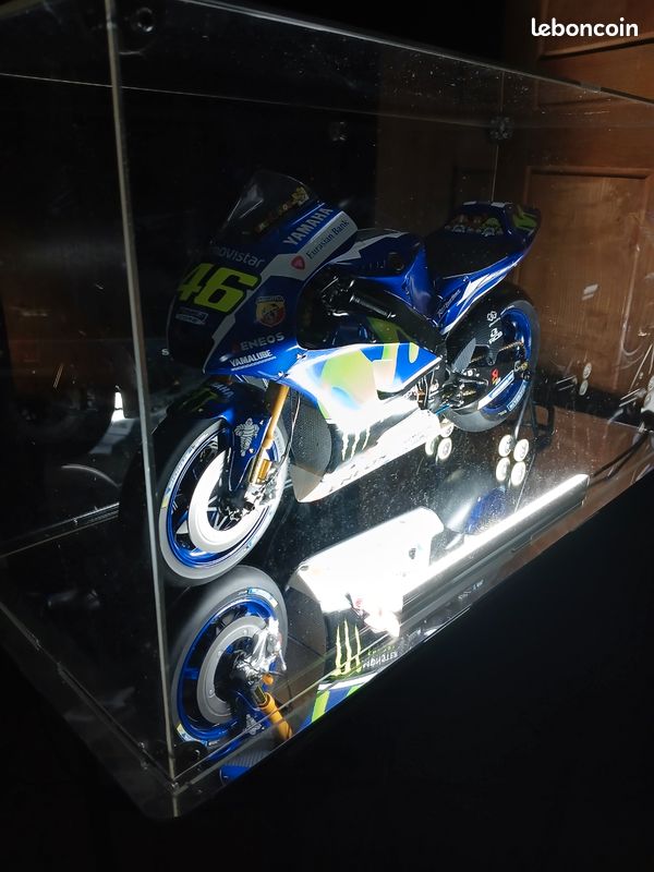 Maquette Altaya Yamaha moto GP Valentino Rossi - Modélisme