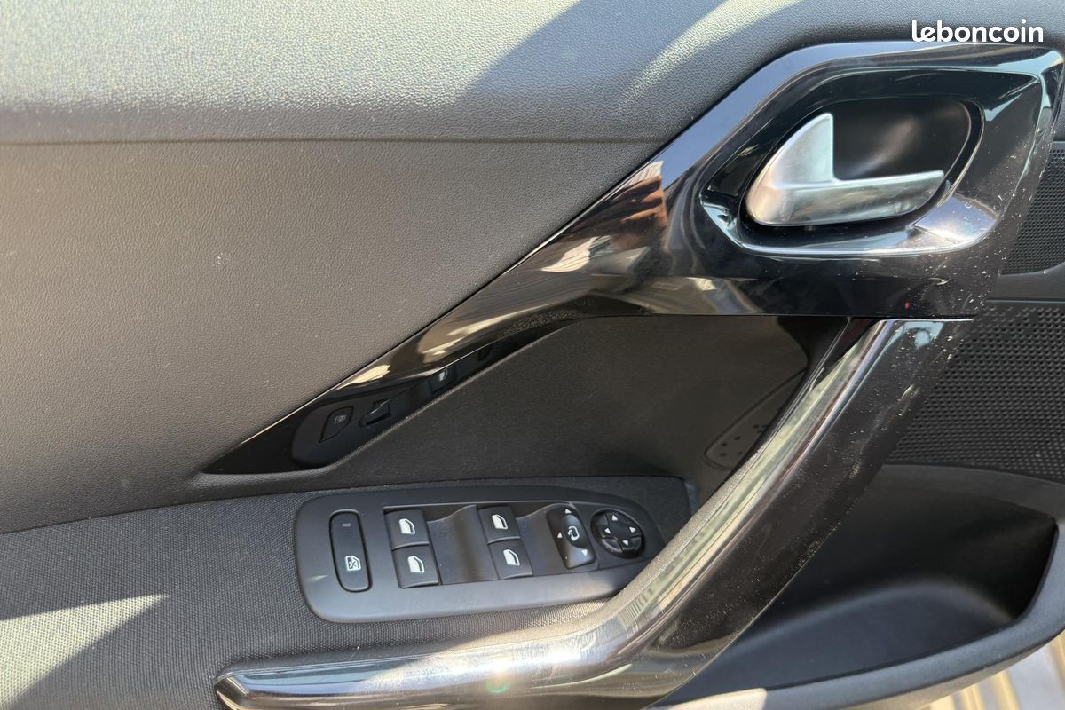 PEUGEOT 208 1.2i - 82 Allure (image 16)