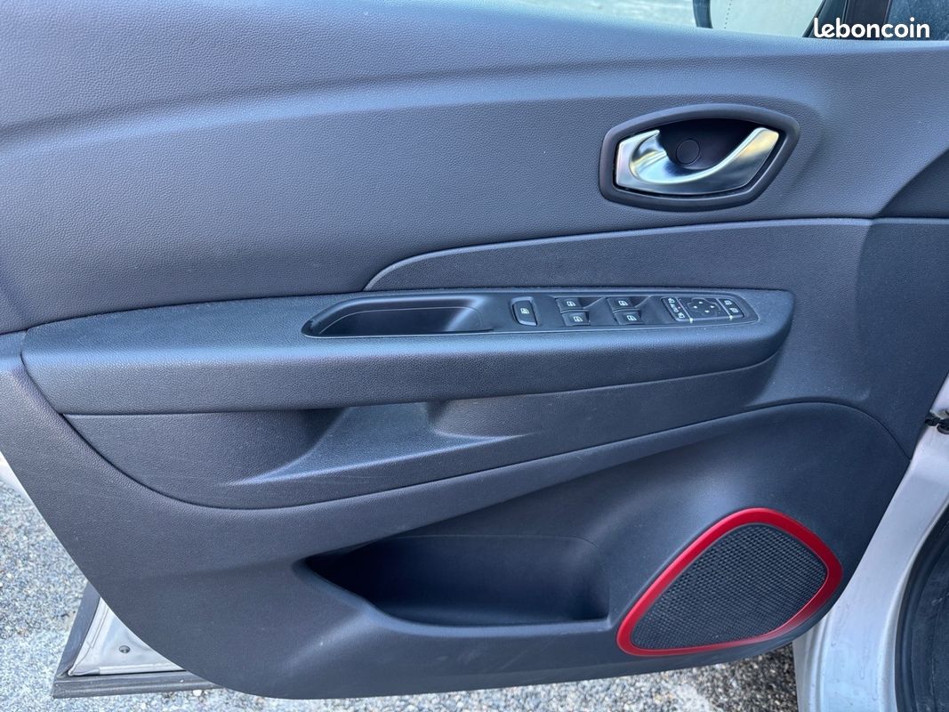 RENAULT CAPTUR TCe 120 Energy Intens GPS (image 11)