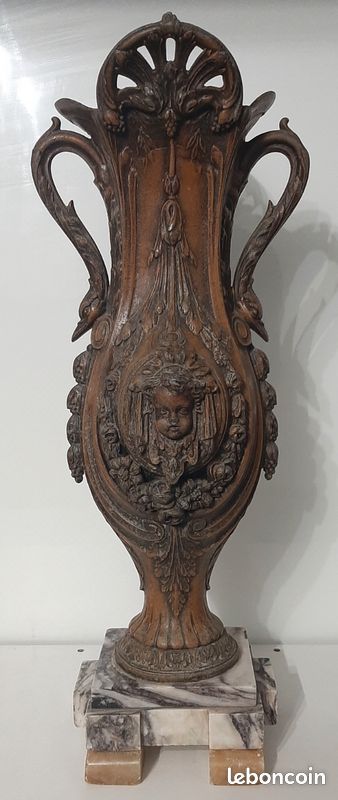 Vase en régule à tête d'angelot sur pied en marbre (image 1)