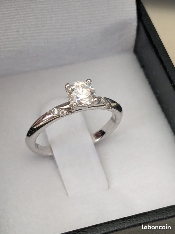 Solitaire épaulé or blanc 18K serti de 1 diamant de 0.40ct de forme brillant G-SI. épaulé de 6 diamants de forme brillant pour un poids de 0.44ct (image 1)