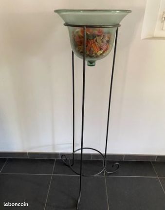 Vase sur trépied (image 1)