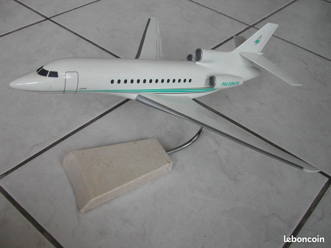 Maquette Avion Dassault Falcon 2000LX - Échelle 1/72 - Socle Marbre - NEUF