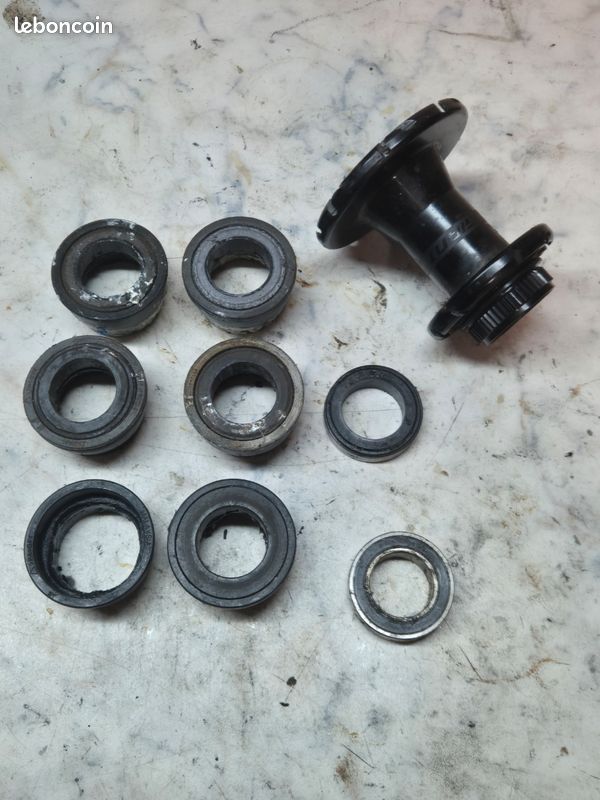 Lot de pièces détachées boiter de pédalier et axe de roue arrière