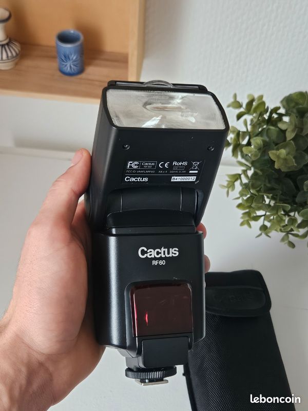 Lot 2 Flashs Cactus RF60 - Photo, audio & vido