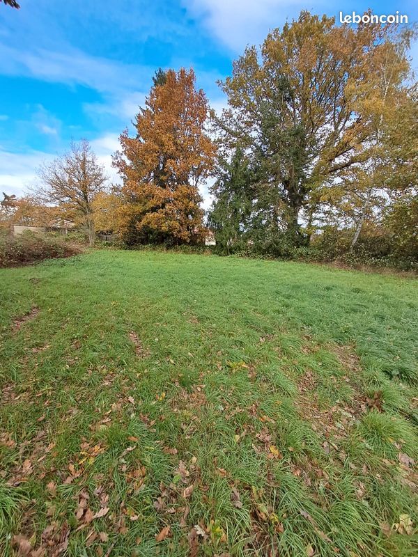 Terrain constructible 2995m2 , plat · à Gouzon · 25 000 €