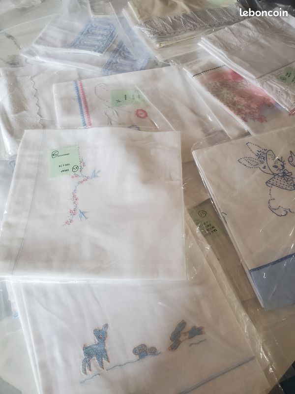 Divers draps taies oreillers bébé vintage (image 1)