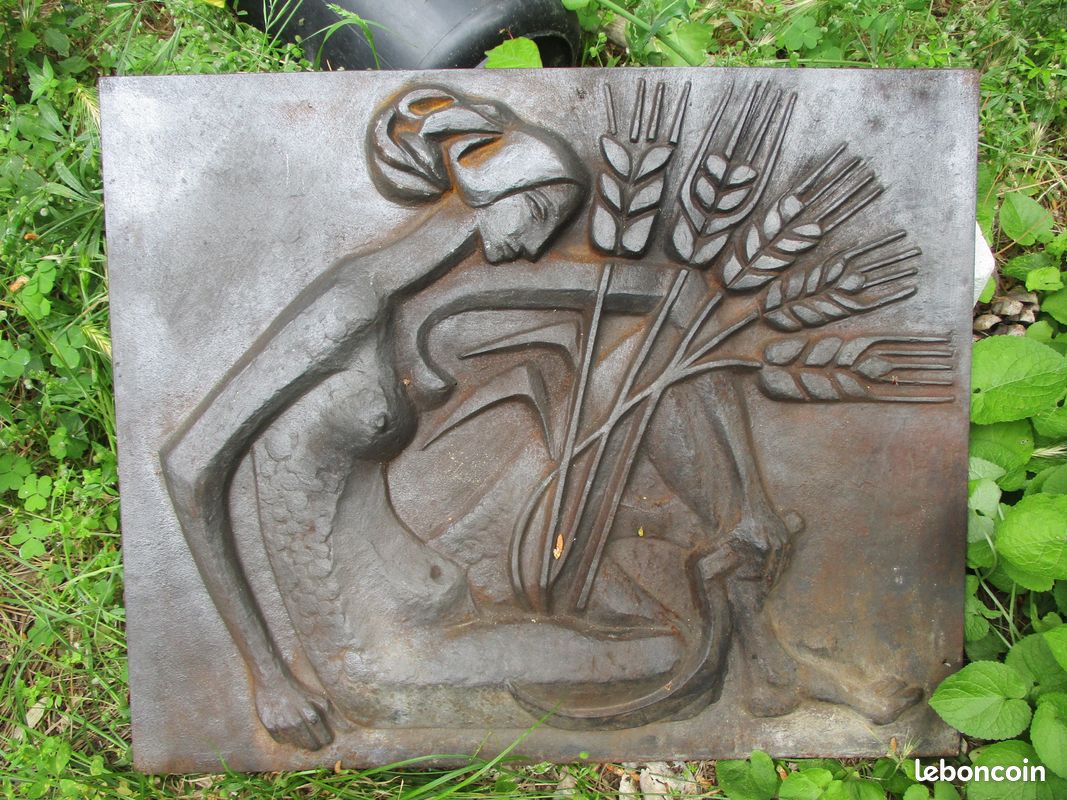 Plaque de cheminée en fonte Régence: végétaux et saltimbanque dansant