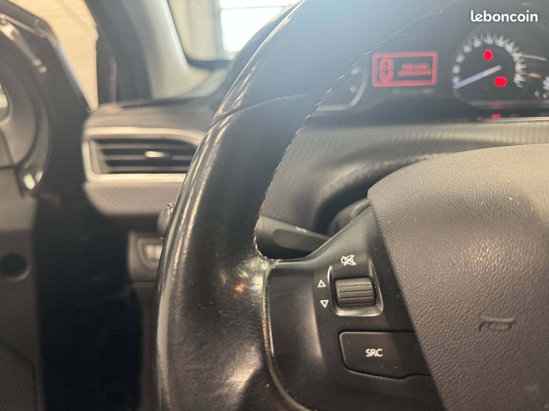 PEUGEOT 208 PureTech 82ch S&S BVM5 6.2 Evap Allure (image 16)