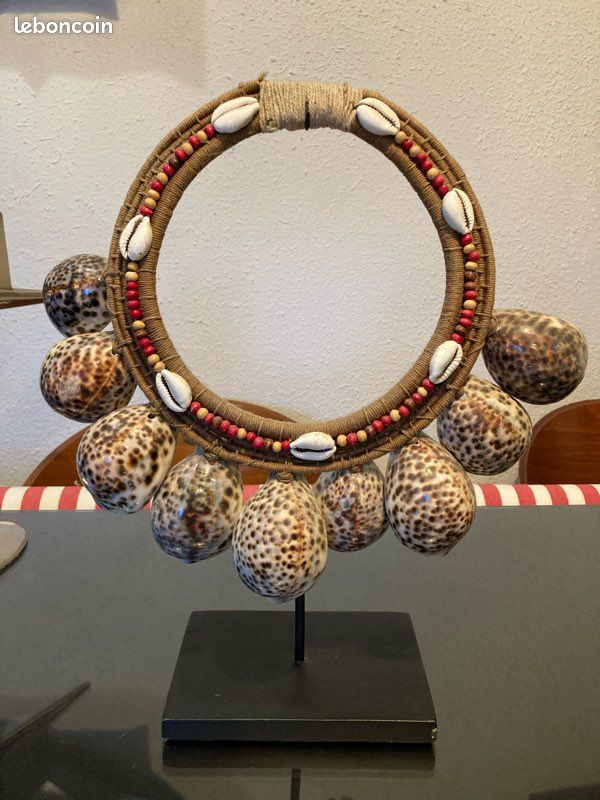 Collier décoratif balinais noir en plumes et coquillages – Pièce unique